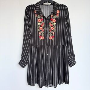 Solitaire Black Striped Floral Embroidered Button Tunic – 1X